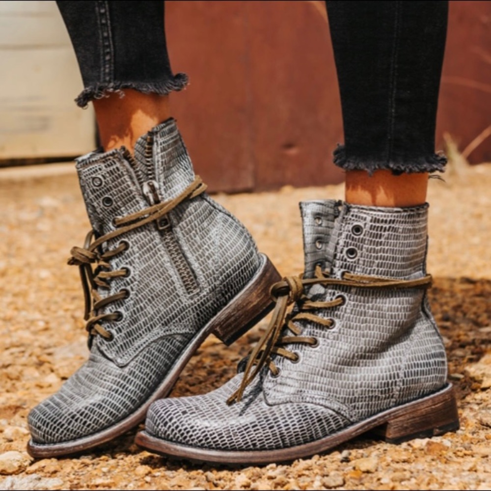 Like NEW in box size 6 Freebird Manchester Blue Snake